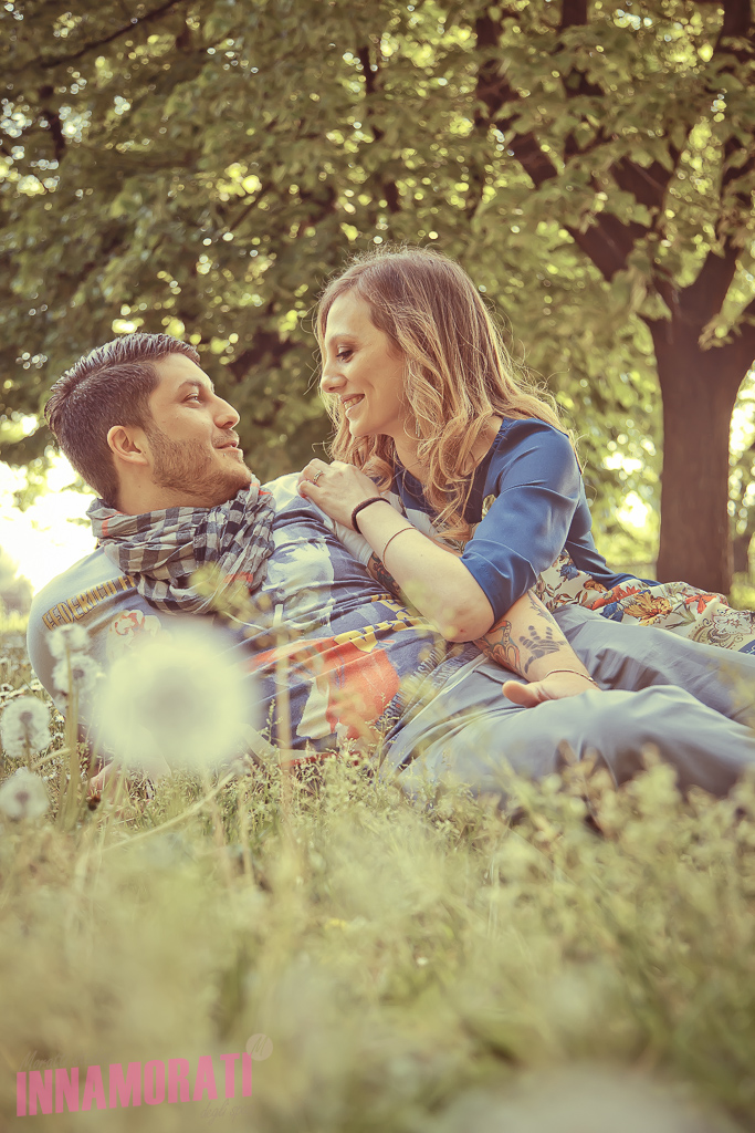 Engagement a Brescia castello di Brescia. Innamorati team